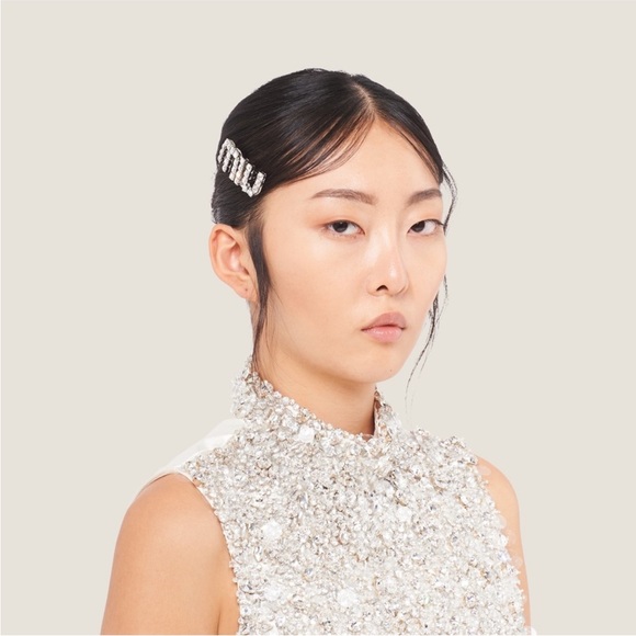 Miu Miu Accessories - Miu Miu
crystal-embellished logo hair clip